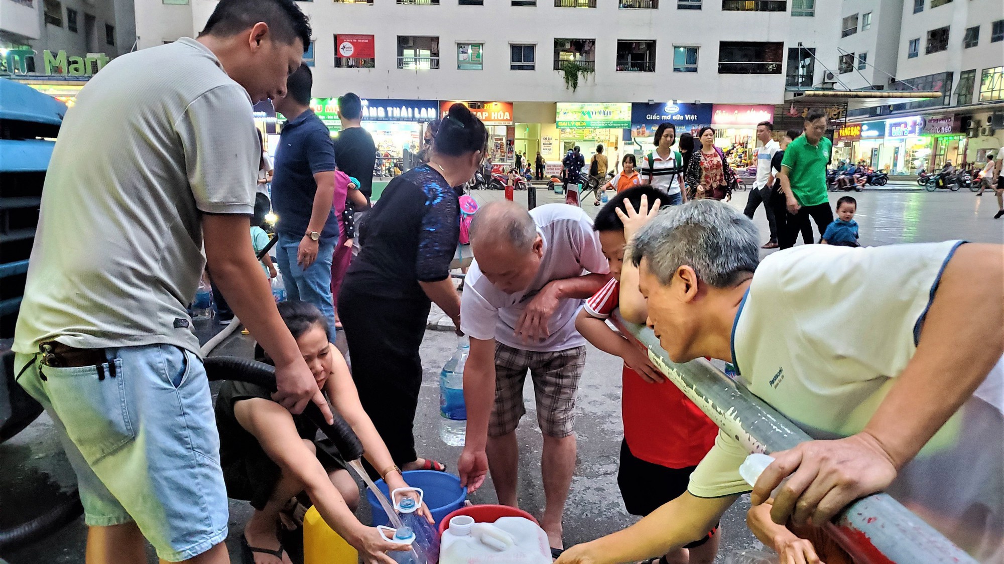 Sông Đà bị kẻ gian đổ hàng tấn dầu thải vào nguồn nước