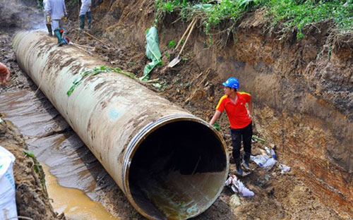 Đường ống dẫn nước sông Đà giai đoạn 1 đã bị vỡ hàng chục lần, ảnh hưởng lớn đến sản xuất, sinh hoạt của người dân Thủ đô.<br>