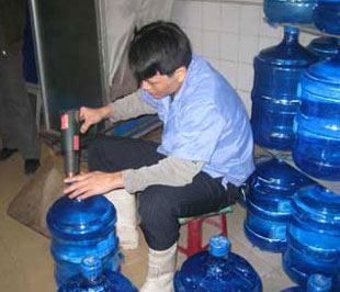 Hiện cả nước có hàng nghìn cơ sở sản xuất, hàng trăm nghìn cơ sở kinh doanh mặt hàng này, nhưng chủ yếu là cơ sở sản xuất ở quy mô vừa và nhỏ, hình thức phân phối là qua đại lý và bán lẻ tại gia đình. Chính điều này đã làm nảy sinh vấn đề về chất lượng, vệ sinh an toàn đối với các sản phẩm nước uống đóng chai, đóng bình.