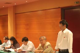 Đại biểu Quốc hội thảo luận tại tổ về dự án Luật Nuôi con nuôi.