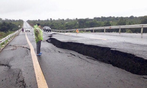 Đường Hồ Chí Minh vừa làm đã nứt toác, Bộ Giao thông nói tại địa hình bất lợi