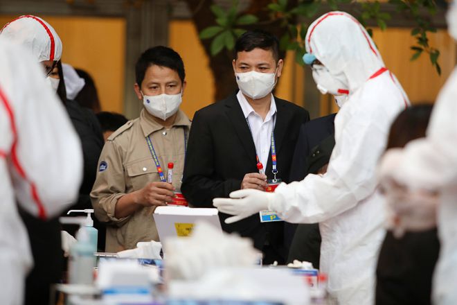 chiều ng&agrave;y 28/1, nhiều nh&acirc;n vi&ecirc;n phục vụ tại Đại hội XIII đ&atilde; được lấy mẫu x&eacute;t nghiệm Covid-19 ngay tại Trung t&acirc;m Hội nghị quốc Gia