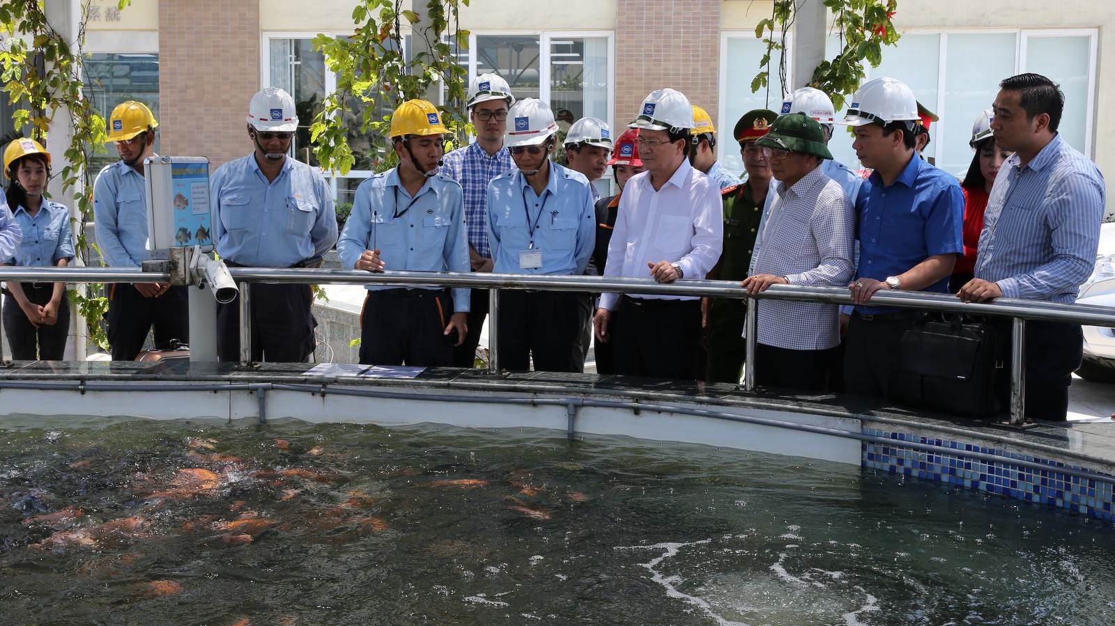 Phó thủ tướng Trịnh Đình Dũng kiểm tra quá trình xử lý xả thải của Công ty Formosa Hà Tĩnh.