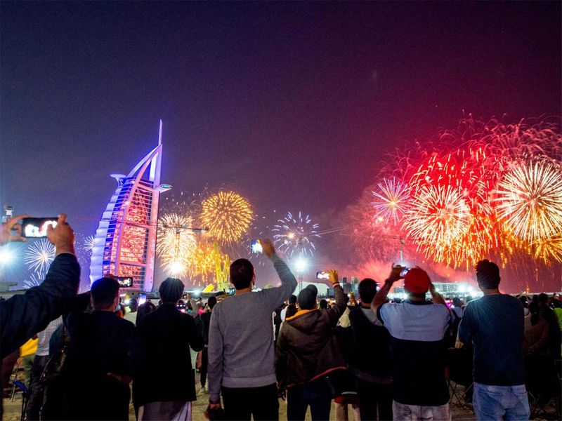 Tại một bãi biển gần khách sạn Burj Al Arab, ở Jumeirah, Dubai, nhiều người tập trung chờ bắn pháo hoa giao thừa lúc nửa đêm - Ảnh: Gulf News