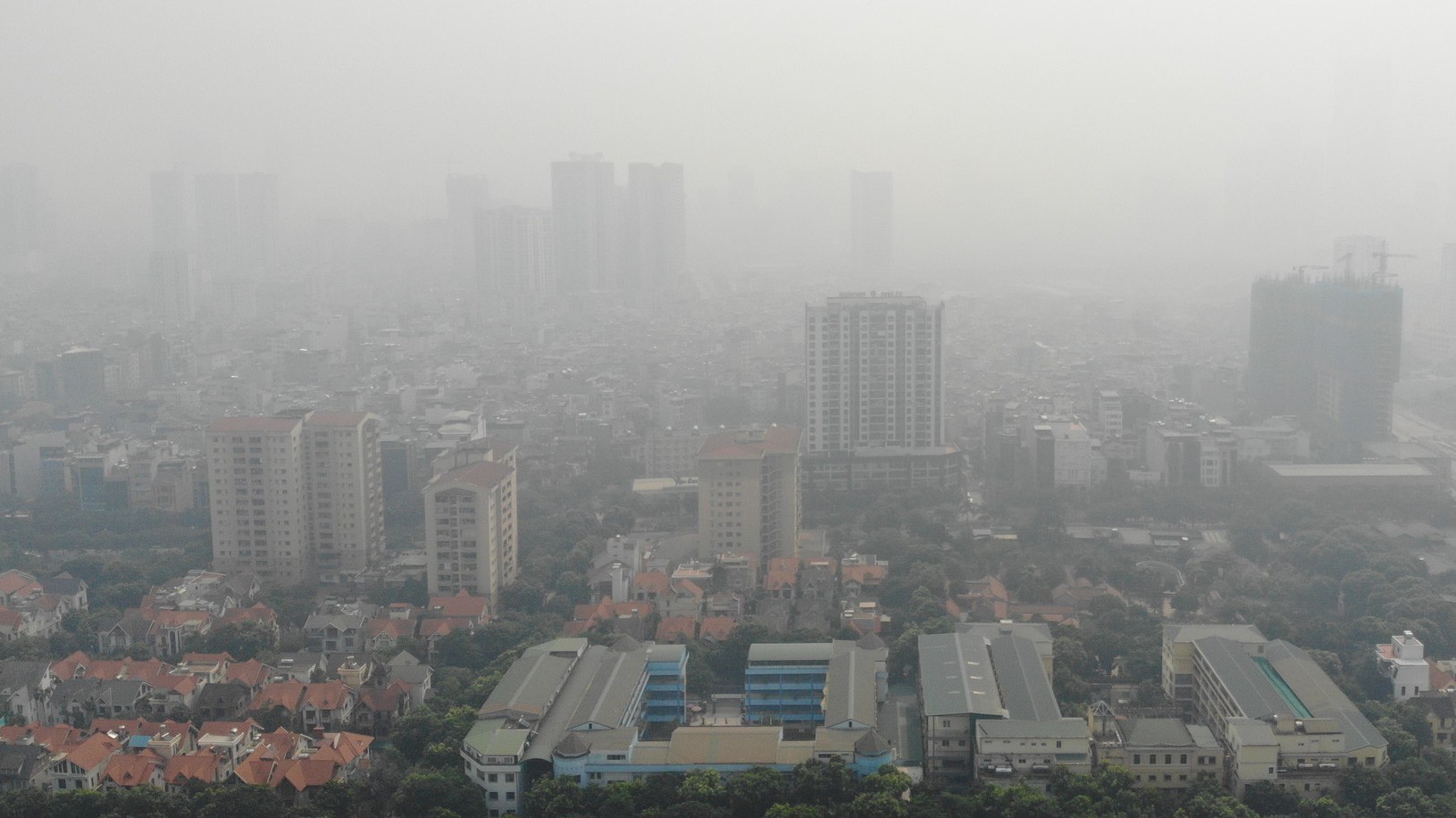 Theo báo cáo do Bộ trưởng Bộ Tư pháp Lê Thành Long ký thì  "thống kê gần đây nhất" cho thấy mỗi năm môi trường không khí thành phố Hà Nội phải tiếp nhận khoảng 80.000 tấn bụi khói, 9.000 tấn khí SO2, 19.000 tấn khí NO2, 46.000 tấn khí CO2.