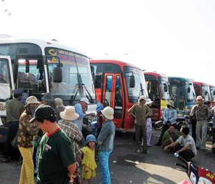 Mỗi khi giá xăng dầu có sự điều chỉnh giảm, các doanh nghiệp kinh doanh vận tải lại đứng trước rất nhiều áp lực giảm giá cước từ phía khách hàng.