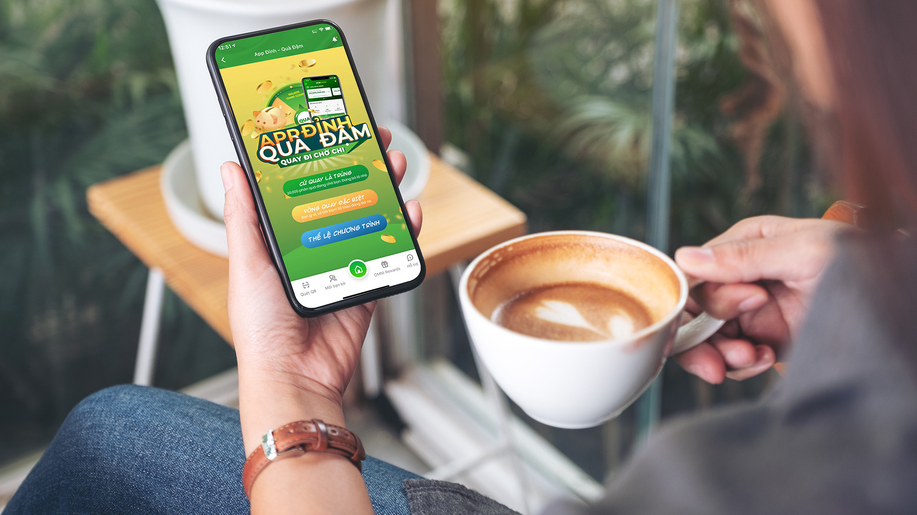 Khách hàng tham gia vòng quay may mắn trên OCB OMNI với cơ hội trúng 100% các giải thưởng.