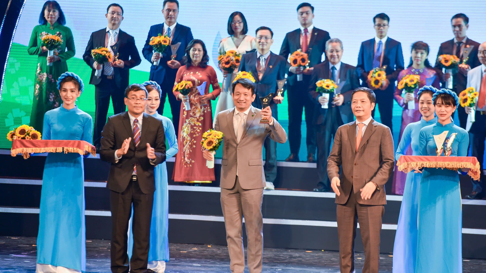 Ông Nguyễn Đình Tùng, Tổng giám đốc OCB nhận biểu trưng Thương hiệu Quốc gia 2020.