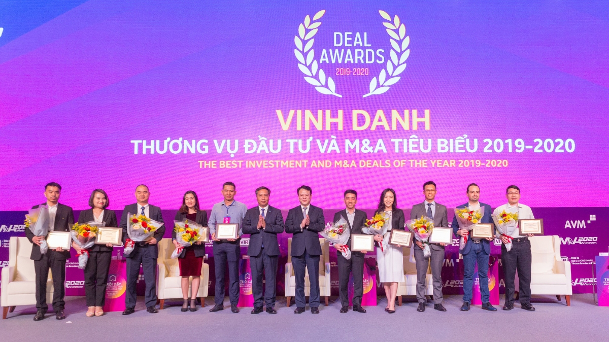 Bà Trịnh Thị Mai Anh, Thành viên Hội đồng Quản trị OCB (thứ 4 từ phải qua) nhận vinh danh Top 10 thương vụ đầu tư và M&A tiêu biểu  2019 - 2020.
