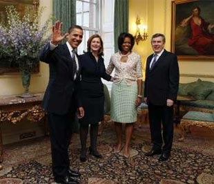 Tổng thống Mỹ Barack Obama (trái) và đệ nhất phu nhân Michelle Obama (thứ hai từ phải sang) gặp gỡ với Thủ tướng Anh Gordon Brown và phu nhân Sarah tại số 10 phố Downing, London, ngày 1/4/2009. Ông Obama vừa tới Anh để tham dự hội nghị thượng đỉnh G20 - Ảnh: Reuters.