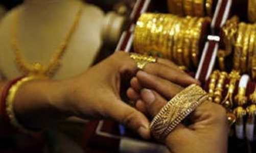 Giá vàng phục hồi, giá dầu lao dốc, USD hạ nhiệt