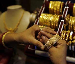 Bản tin tư vấn thị trường vàng của sàn SBJ cho rằng, mức mua vào gia tăng trên thị trường vàng nhờ mùa lễ hội đã bắt đầu ở Ấn Độ và các nhà đầu tư săn hàng giá rẻ đã xóa mờ ảnh hưởng bất lợi của tỷ giá USD đối với giá kim loại quý này - Ảnh: Reuters.