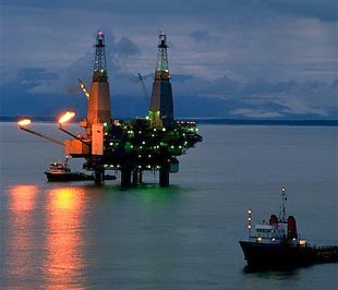 Một dàn khoan dầu trên biển. Mặc dù đã giảm khoảng 2/3 so với mức kỷ lục ở mùa hè năm ngoái, giá dầu hiện vẫn ở mức tương đối cao so với những mức giá trong lịch sử.