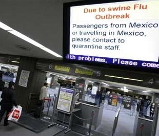 Bảng thông báo về dịch cúm lợn tại sân bay quốc tế Narita, Tokyo, Nhật Bản.  Thông tin dịch cúm lợn đã lan từ Mexico sang Mỹ, Canada và châu Âu khiến thị trường chứng khoán thế giới giảm điểm mạnh, thúc đẩy các nhà đầu tư tìm đến đồng USD như một kênh đầu tư thay thế an toàn - Ảnh: Reuters. 