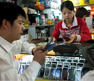 Trong một cửa hàng điện thoại di động "nhái" ở Thâm Quyến, Trung Quốc.