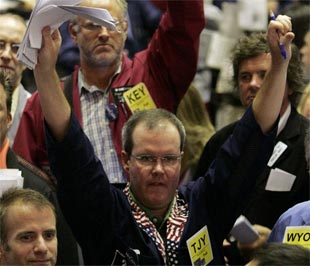 Các nhà giao dịch tại Sở Giao dịch hàng hóa New York (NYMEX) - Ảnh: Reuters/Daylife.