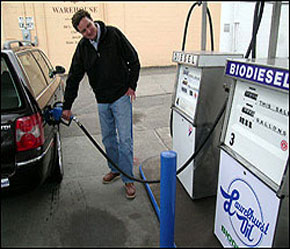 Giá xăng được dự báo sẽ tiếp tục tăng trong thời gian tới do nhu cầu tiêu thụ xăng xe cho một mùa du lịch mới tăng cao.