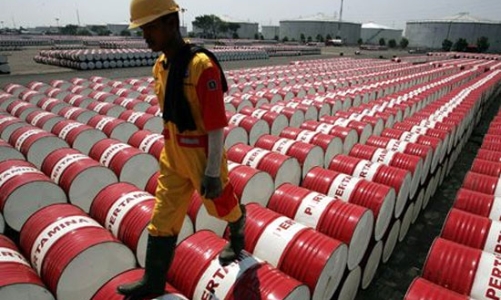 Giới đầu tư bán tháo, giá dầu lao dốc chóng mặt