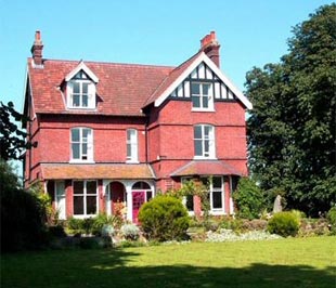 Hiện tại, giá nhà bình quân tại Anh là 160.224 Bảng (tương đương 262.000 USD) mỗi căn.