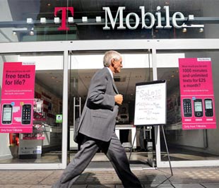 Hai nhà mạng T-Mobile của Deutsche Telekom và Orange của France Telecom sẽ về chung một nhà, tạo ra một nhà mạng hàng đầu mới tại Anh - Ảnh: Economist/EPA.