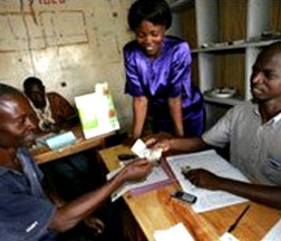 Thủ tục lập tài khoản ngân hàng trên điện thoại di động ở châu Phi khá đơn giản - Ảnh: Getty Images/BBC.