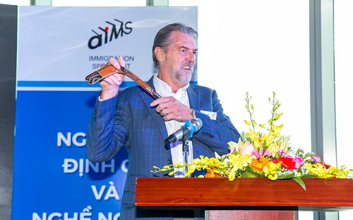 Ông David Whitehead, Chủ tịch tập đoàn Mavin Austfeed, nguyên phó chủ tịch phòng Thương mại Australia tại Việt Nam chia sẻ về cơ hội định cư với các bạn trẻ Việt Nam.
