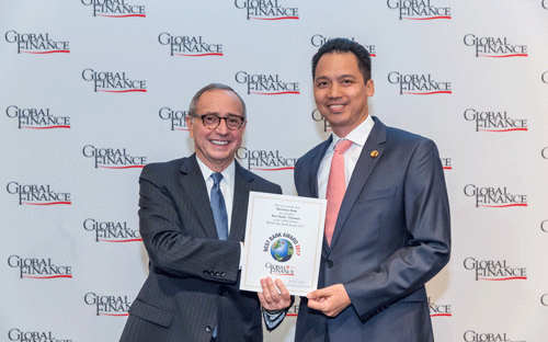  Một trong những thành tựu nổi bật của Maritime Bank trong năm qua chính
 là “Ngân hàng luôn tiên phong trong việc đưa ra nhiều chương trình, 
dịch vụ mới, sáng tạo, đa tiện ích nhằm đáp ứng tốt hơn nhu cầu ngày 
càng cao của khách hàng hiện đại”.