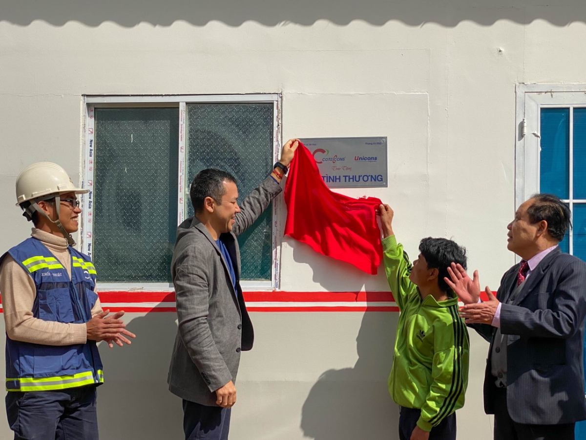 Ông Bolat Duisenov - Chủ tịch Hội đồng Quản trị Coteccons gỡ băng khánh thành nhà tình thương