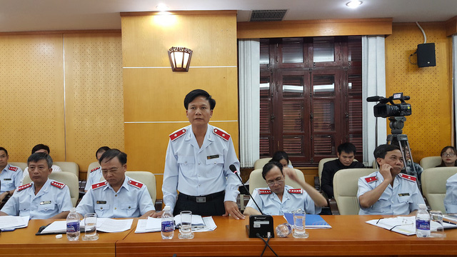 Ông Bùi Ngọc Lam (đứng) phát biểu trong một cuộc họp báo của Thanh tra Chính phủ.<br>