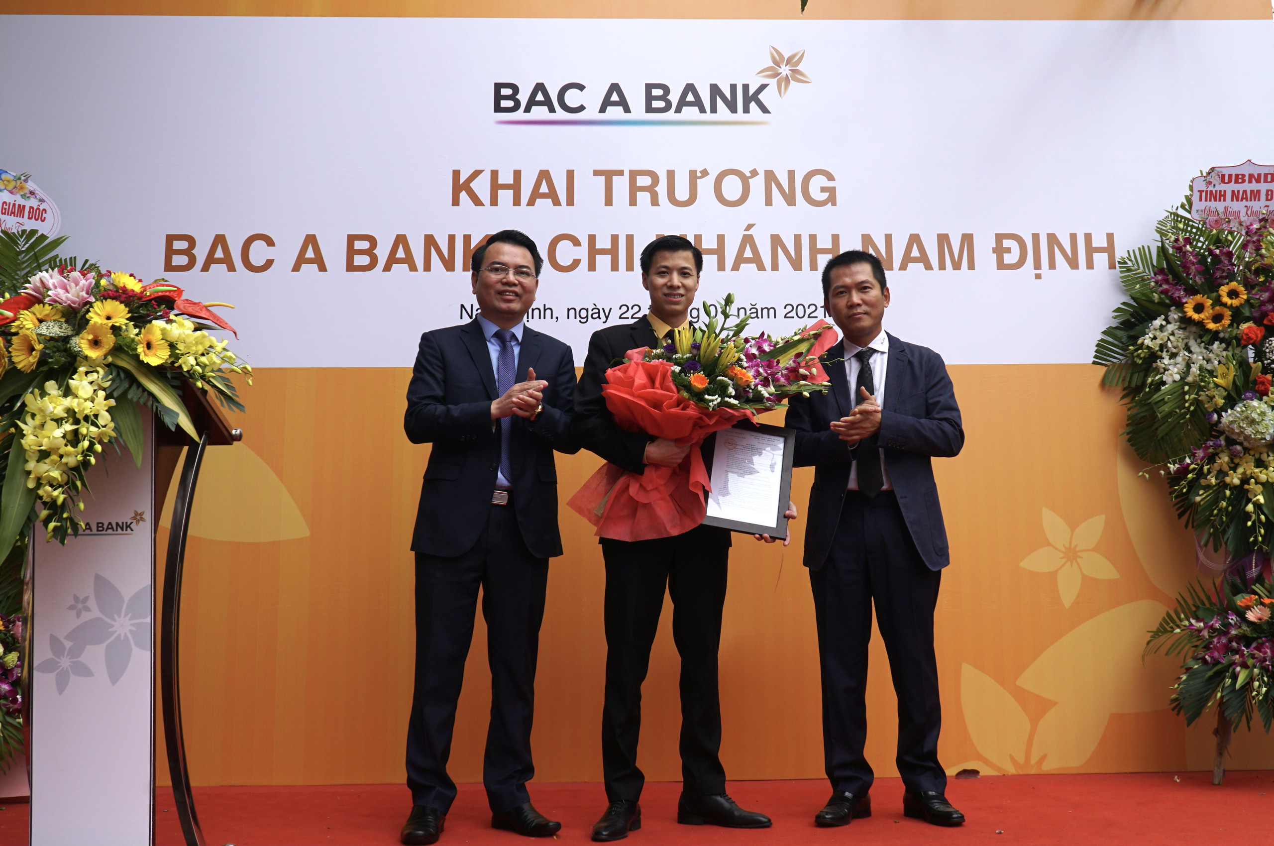Ông Bùi Xuân Hùng - Giám đốc BAC A BANK chi nhánh Nam Định đón nhận quyết định thành lập từ Ban Lãnh đạo BAC A BANK.