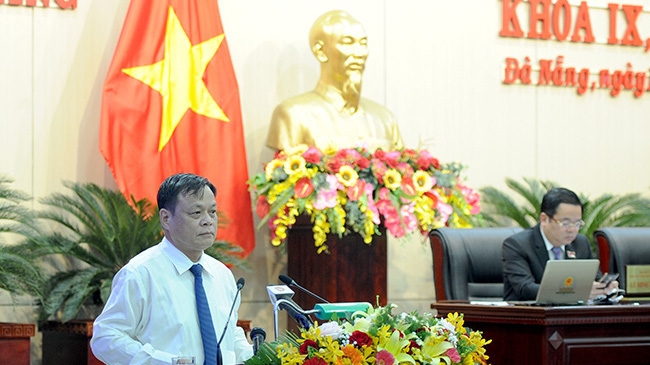 Giám đốc Sở Nội Vụ trả lời chất vấn - Ảnh: Báo Đà Nẵng 