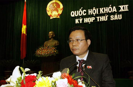 Chủ nhiệm Ủy ban Tài chính - Ngân sách Phùng Quốc Hiển trình bày báo cáo thẩm tra về tình hình thực hiện ngân sách Nhà nước.