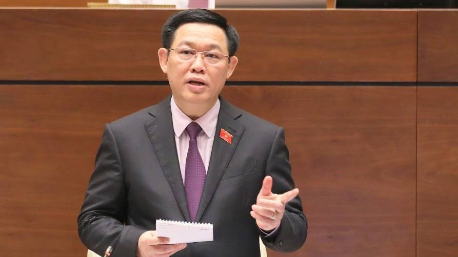 Phó thủ tướng Vương Đình Huệ trả lời chất vấn. (Ảnh: Quang Phúc).