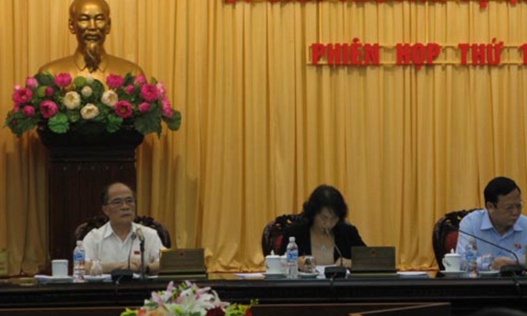 Chủ tịch Quốc hội Nguyễn Sinh Hùng khẳng định, dứt khoát trong 6 tháng đầu năm 2013 phải giảm tồn kho, giảm nợ xấu.