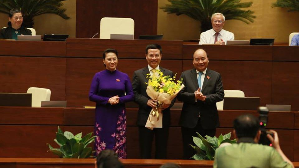 Thủ tướng Nguyễn Xuân Phúc và Chủ tịch Quốc hội Nguyễn Thị Kim Ngân chúc mừng Tân Bộ trưởng Nguyễn Mạnh Hùng. Ảnh: Quang Phúc.