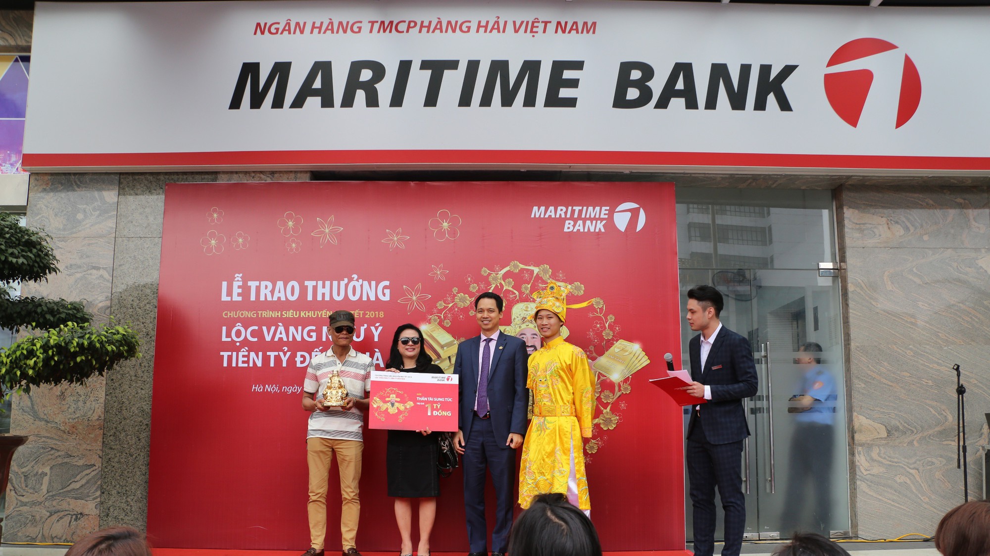 Trong gần 200 nghìn khách hàng tham gia chương trình "Lộc vàng như ý - Tiền tỷ đến nhà", ông Đồng Thế Quân (Hà Nội) là người may mắn nhận được giải thưởng lớn nhất "Thần Tài sung túc" trị giá 1 tỷ đồng.