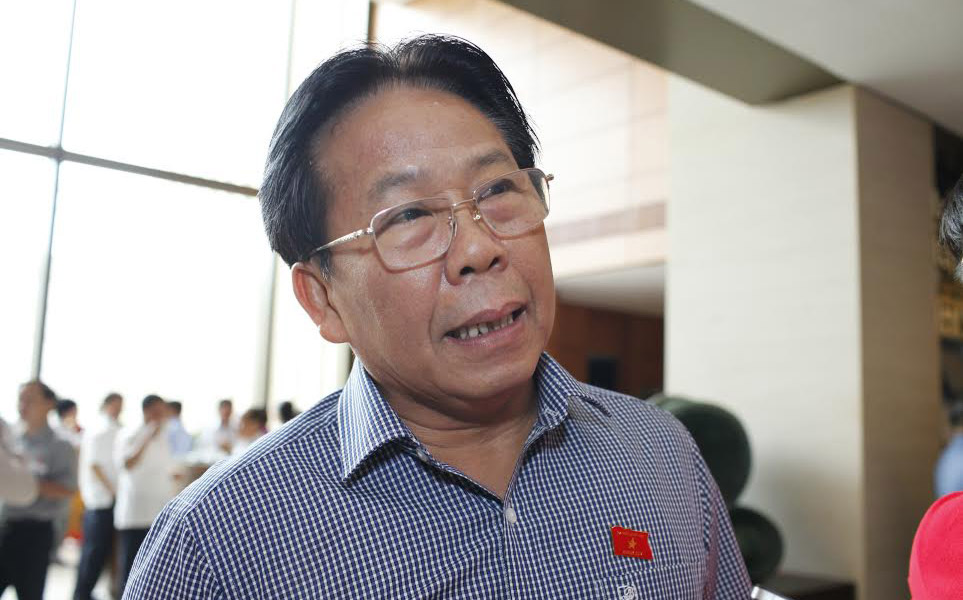 Đại biểu Nghiêm Vũ Khải bên hành lang Quốc hội.