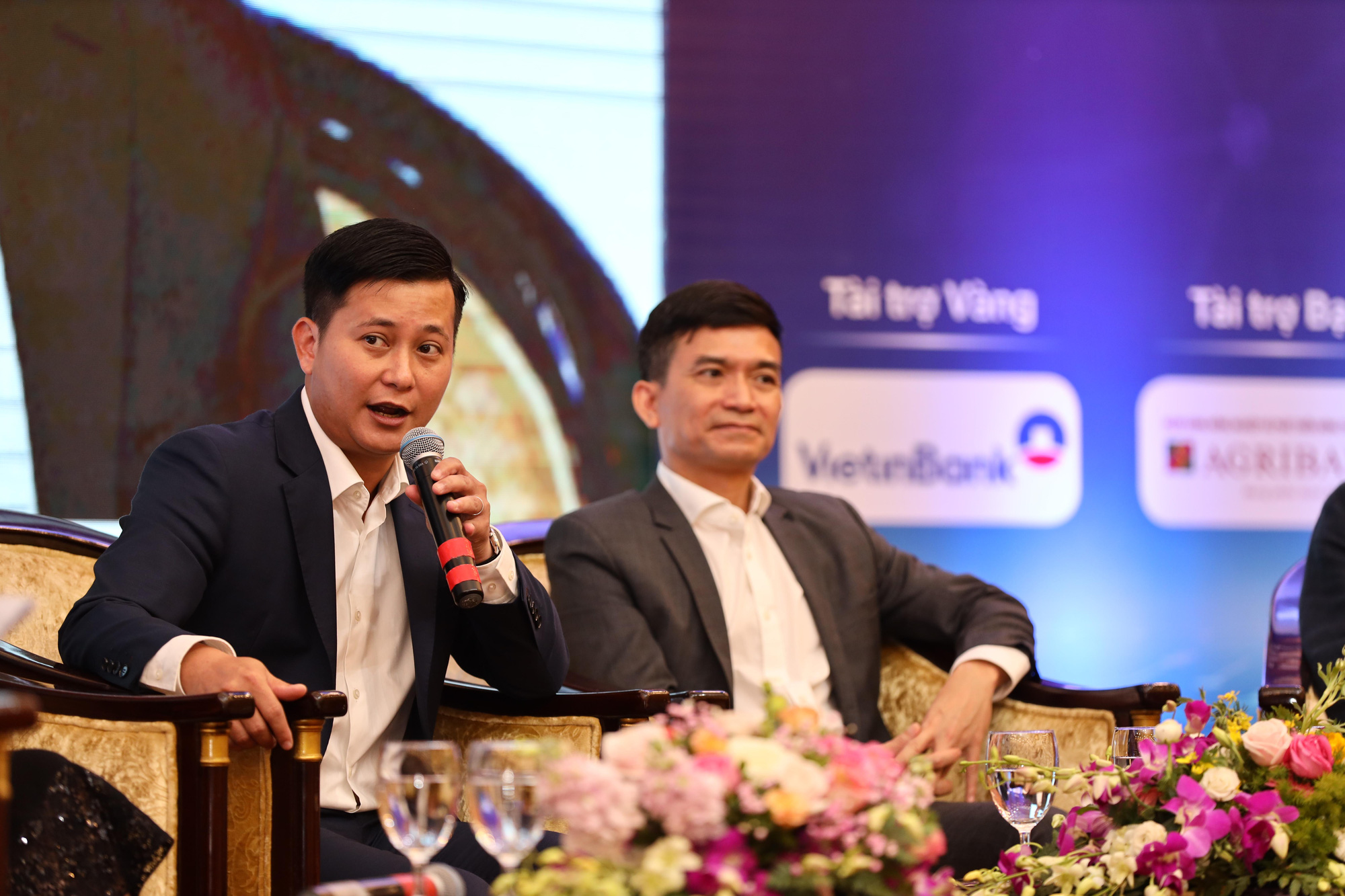 Ông Trần Công Quỳnh Lân (bên trái) - Phó tổng giám đốc, Giám đốc Số hóa Ngân hàng VietinBank - Ảnh: Chu Xuân Khoa.