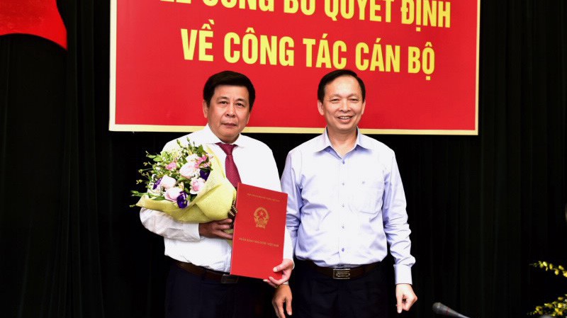 Phó Thống đốc Thường trực Ngân hàng Nhà nước Đào Minh Tú trao Quyết định bổ nhiệm ông Lê Thái Nam giữ chức Chủ tịch Hội đồng thành viên Nhà máy In tiền Quốc gia