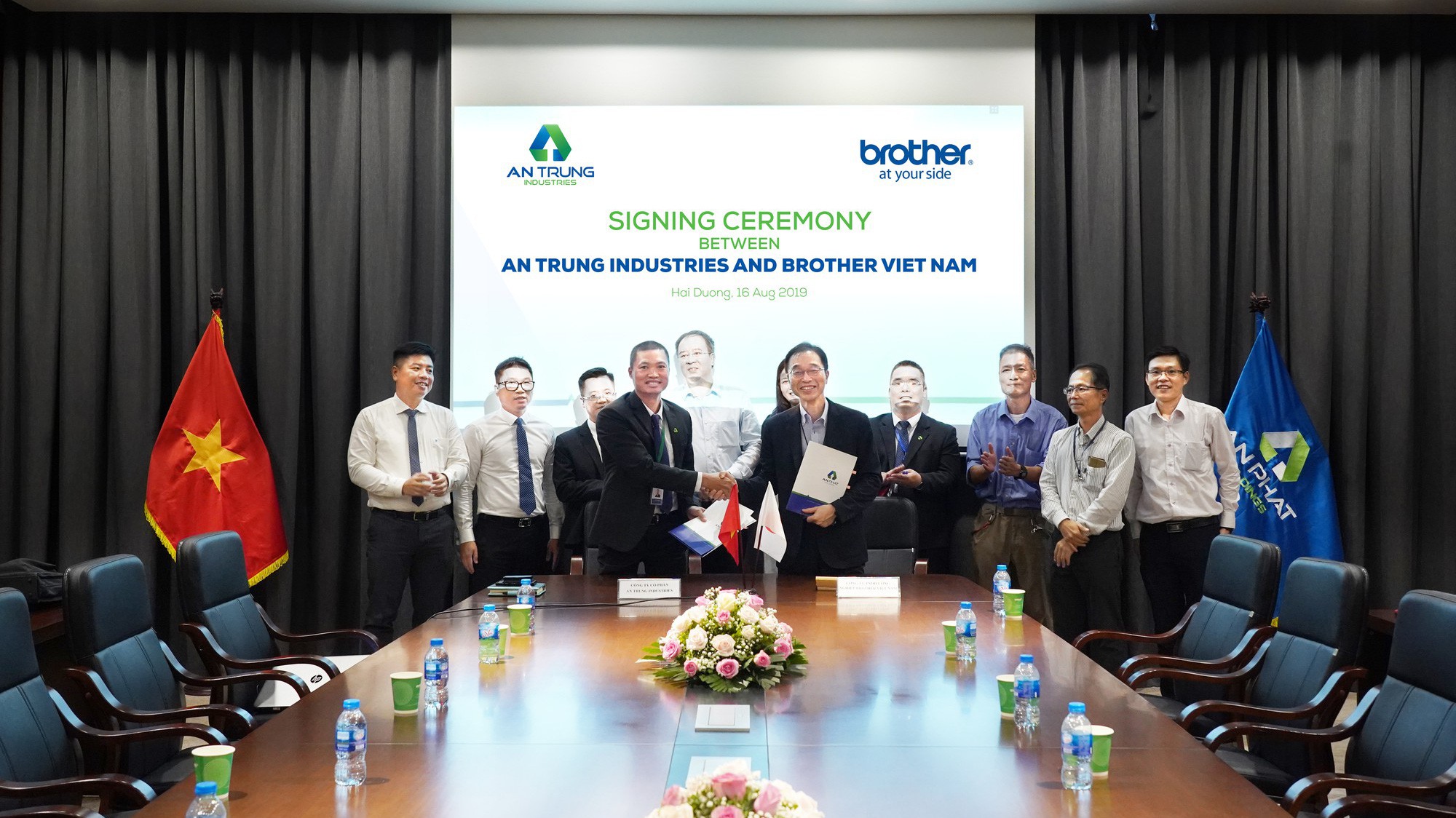 Ông Mẫn Chí Trung, Tổng giám đốc An Trung Industries và ông Kimura Tadashi, Tổng giám đốc Brother Việt Nam kí kết hợp tác.