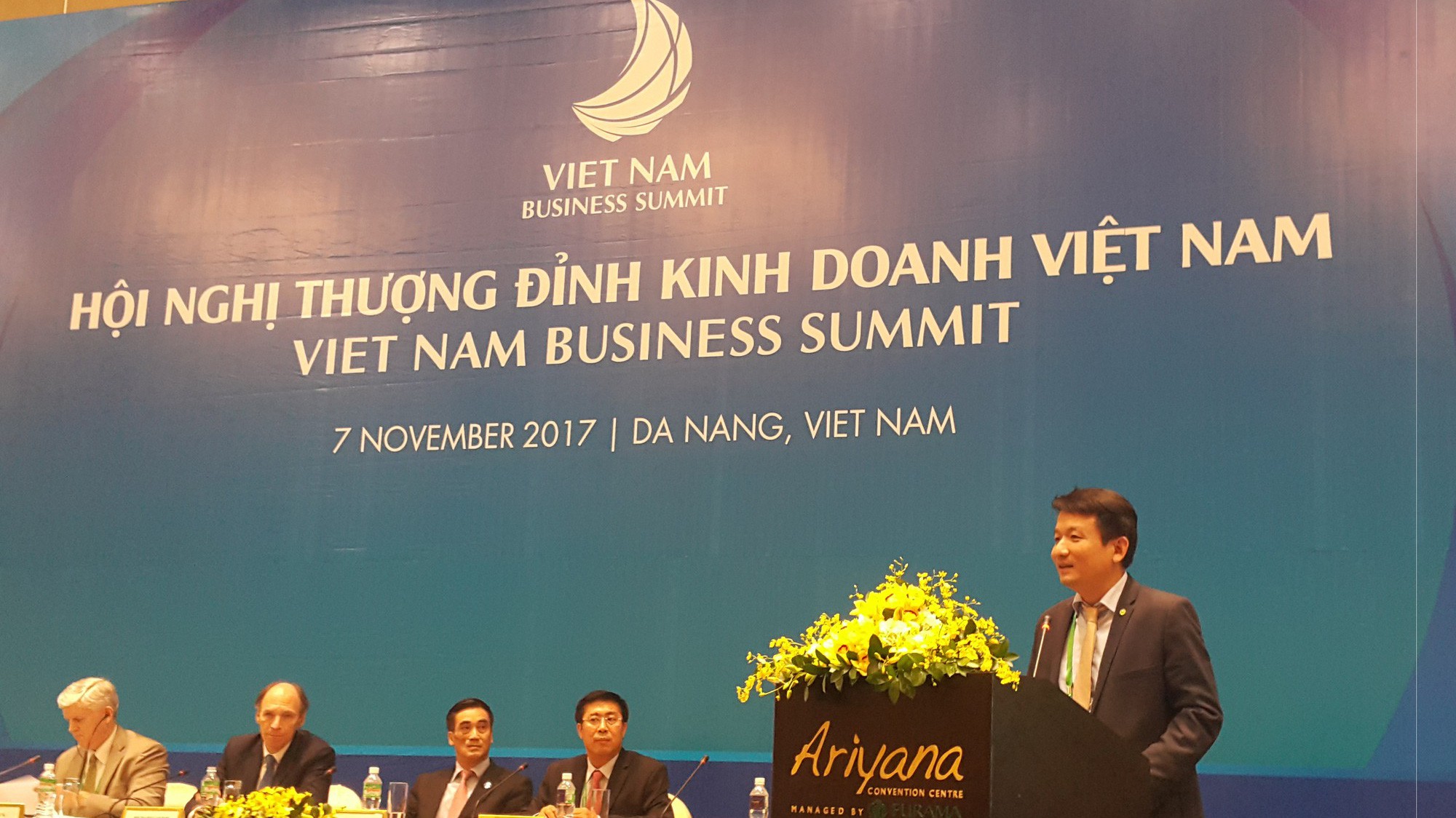 Ông Nguyễn Đình Tùng – Tổng giám đốc OCB tham luận cùng Hội nghị Thượng đỉnh kinh doanh 2017.