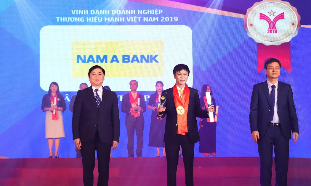Ông Nguyễn Hữu Thắng - Phó giám đốc Nam A Bank Hà Nội vinh dự nhận danh hiệu Thương hiệu mạnh Việt Nam 2019.