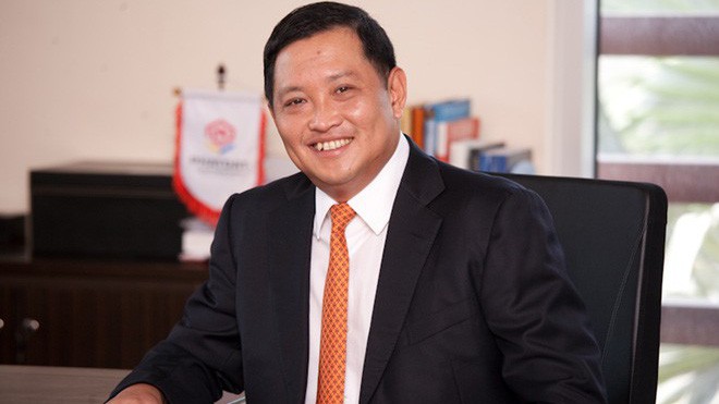 Chủ tịch Hội đồng quản trị Nguyễn Văn Đạt thay mẹ kí hợp đồng mua bán.