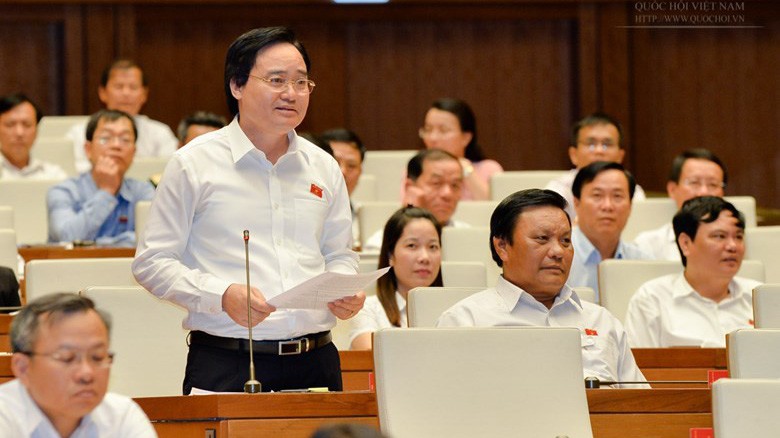 Bộ trưởng Bộ Giáo dục và đào tạo Phùng Xuân Nhạ giải trình vấn đề đại biểu quan tâm.
