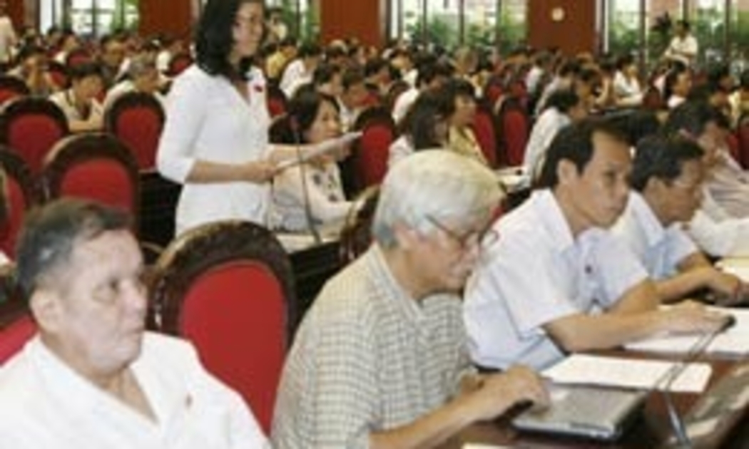 Không nhiều đại biểu Quốc hội sử dụng máy tính xách tay tại hội trường như đại biểu Dương Trung Quốc.