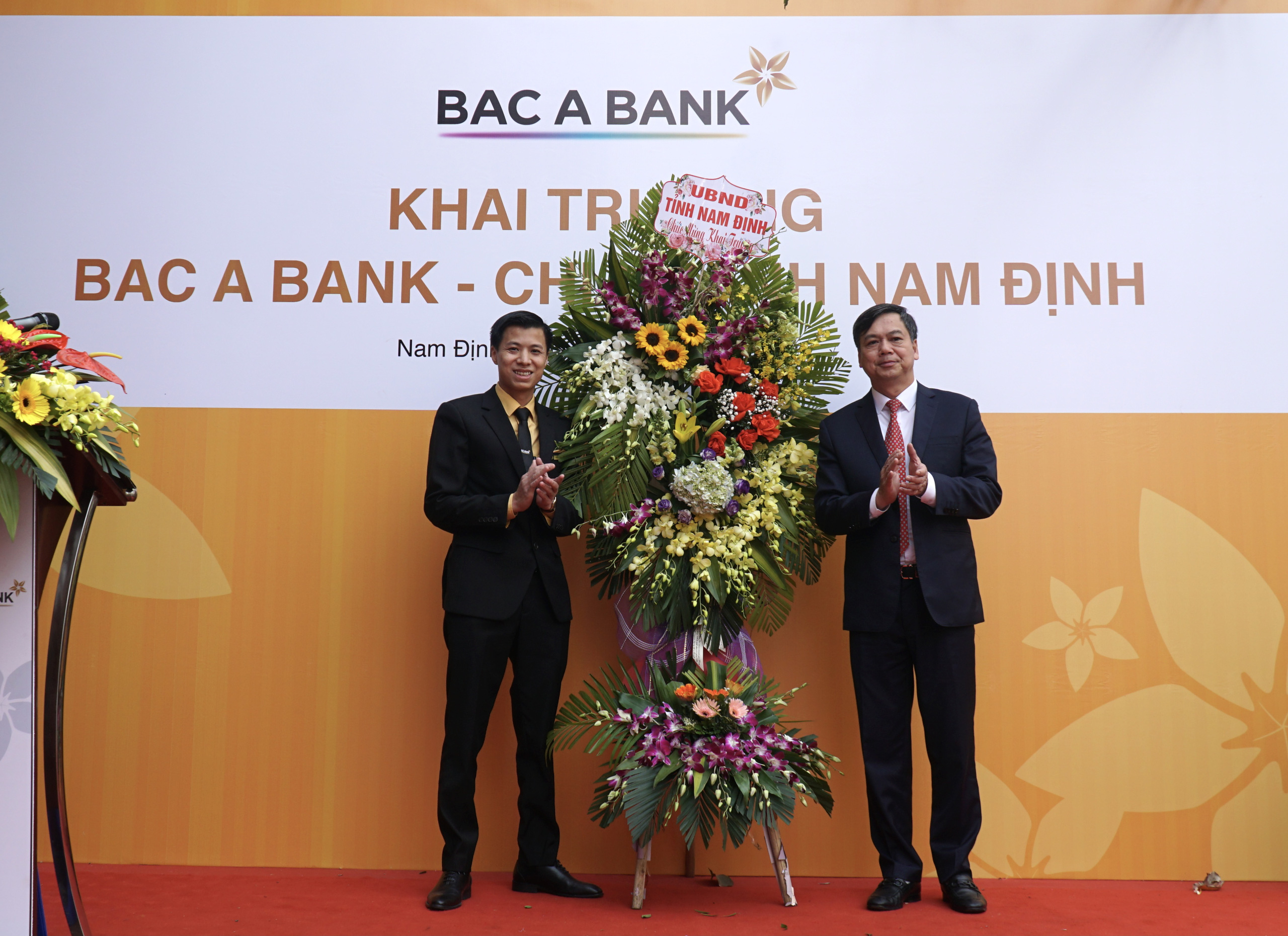 Ông Trần Lê Đoài - Phó Chủ tịch UBND tỉnh Nam Định chúc mừng BAC A BANK chi nhánh Nam Định.