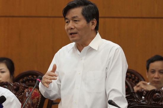 Bộ trưởng Bộ Kế hoạch và Đầu tư Bùi Quang Vinh báo cáo tóm tắt đề án tái cơ cấu kinh tế - Ảnh: N.H.