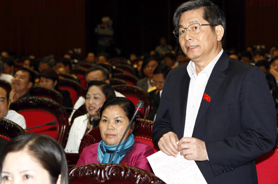 Bộ trưởng Bộ Kế hoạch và Đầu tư Bùi Quang Vinh trên diễn đàn Quốc hội - Ảnh: CTV