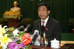 Chủ nhiệm Ủy ban Kinh tế Hà Văn Hiền trình bày báo cáo thẩm tra tại phiên khai mạc kỳ họp Quốc hội thứ sáu.