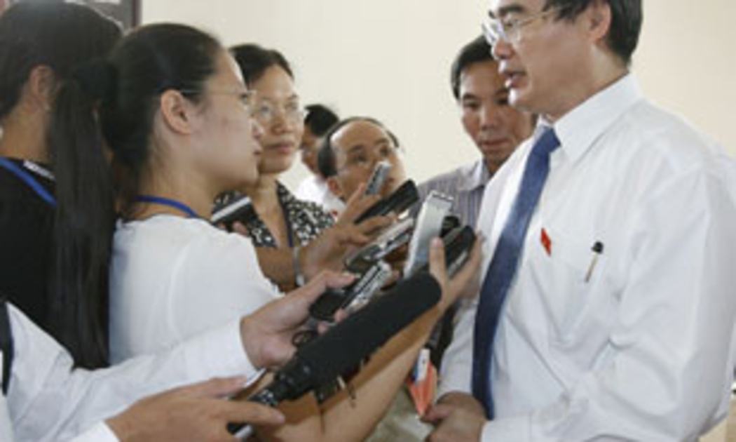 Phó thủ tướng Nguyễn Thiện Nhân trả lời phỏng vấn báo chí về đề án đổi mới cơ chế tài chính giáo dục - Ảnh: TTXVN.